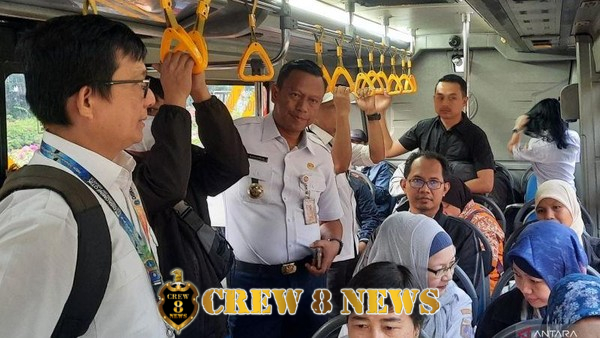11963987764-wali-kota-jakarta-selatan-jaksel-munjirin-naik-transjakarta-pada-rabu-pertama-wajib-naik-transportasi-umum-dok-antara-1745974475577_169.jpeg