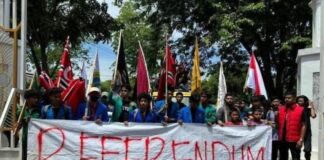 Massa Gerakan Aceh Melawan Tolak SK Mendagri, Kibarkan Bendera Bintang Bulan di Kantor Gubernur