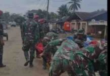 MARINIR TERUS BERSIHKAN JALAN, PASAR, PEMUKIMAN, DAN JEMBATAN TERDAMPAK BENCANA DI TAPANULI SELATAN