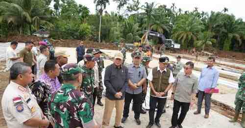 Menko Polkam Temui 244 Keluarga Pengungsi di Agam, TNI Bergerak Bangun Hunian Sementara