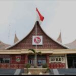 MEMBONGKAR AKAR MASALAH PROYEK GEDUNG DPRD BUKITTINGGI DI ATAS TANAH SENGKETA